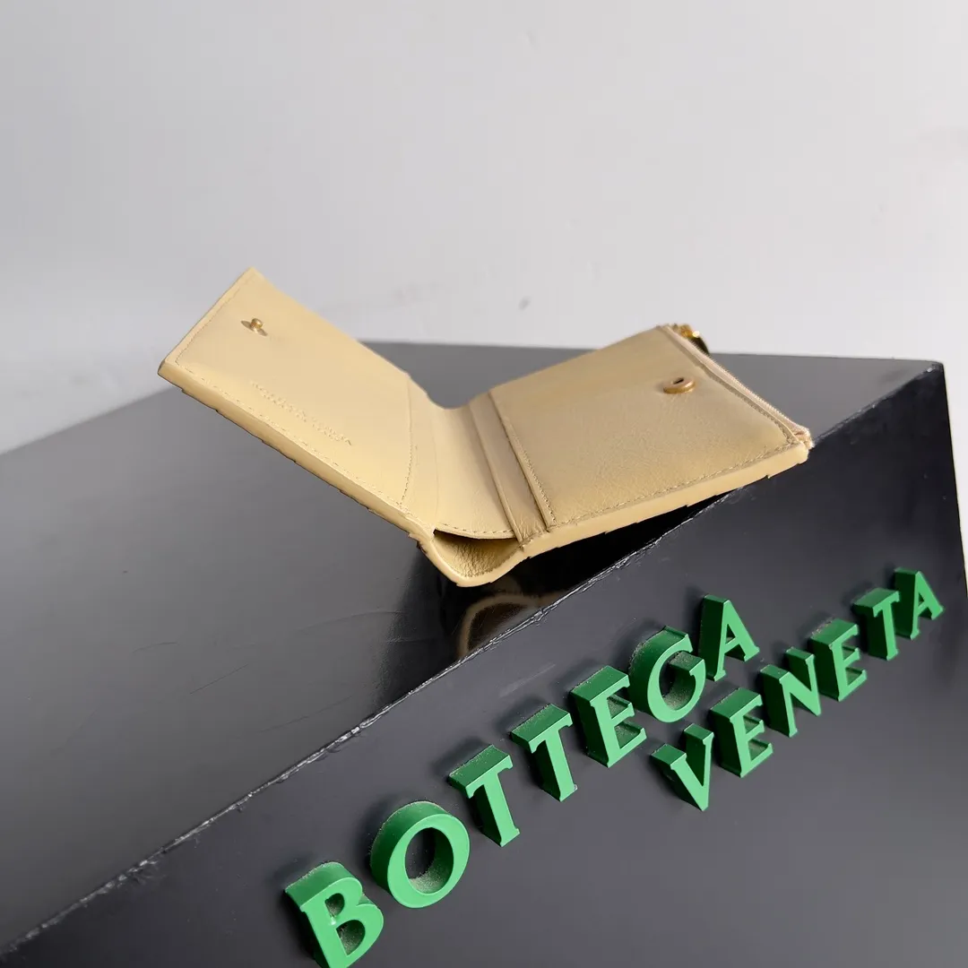 Batch 960 of BOTTEGA VENETA’s new woven small wallets are now shipping! ! ! 🥰🥰Made of carefully selected first-layer sheepskin fabric, this small luxury wallet has an elegant appearance and is also full of practicality. It can store change, driver's license and various cards at the same time. It is so small that it can be put in your pocket and carried with you. It is really convenient [Applause][Applause] Style No.: 667468 Size: 14.5*9.3*2cm